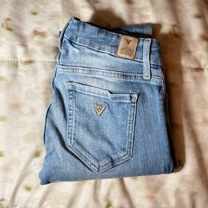 GUESS Power Curvy Mid Jeans